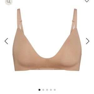 Skims WIRELESS FORM
T-SHIRT DEMI BRA NWT